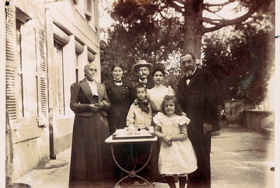 Alfred Dreyfus (center) with his family in 1906.(Frarchives)