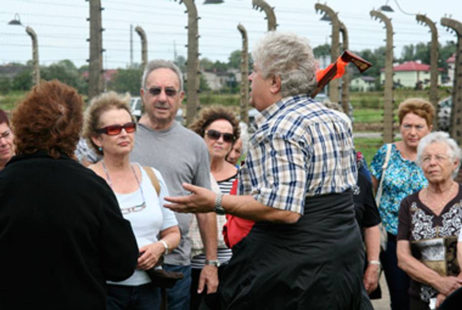 Ya’akov Arbel guides a tour to Auschwitz.(Ze’ev Avrahami)