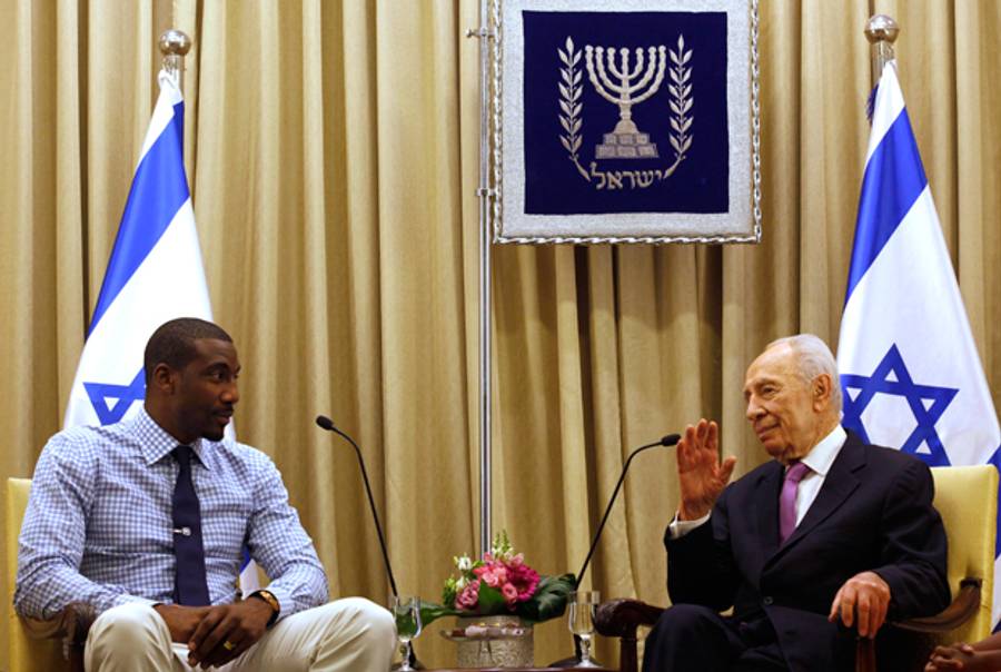 Besties Amar'e Stoudemire and Shimon Peres. (GALI TIBBON/AFP/Getty Images)