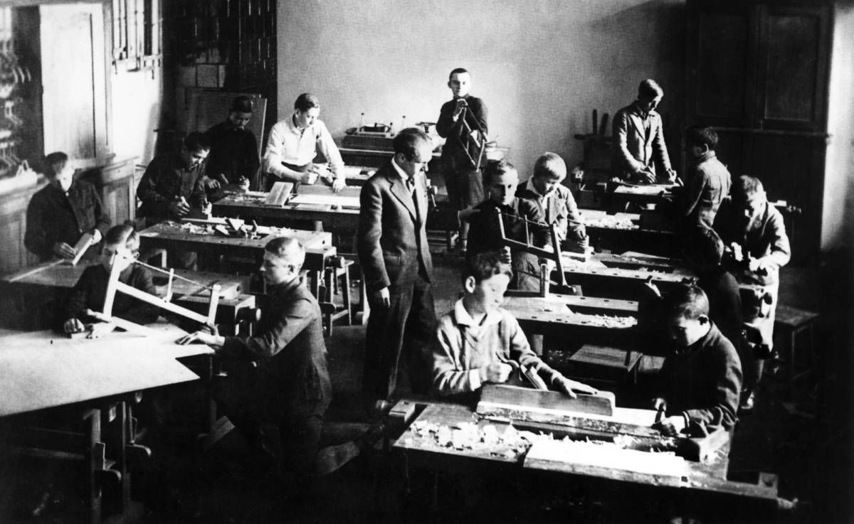 Schulz teaching woodworking in Drohobycz, 1934