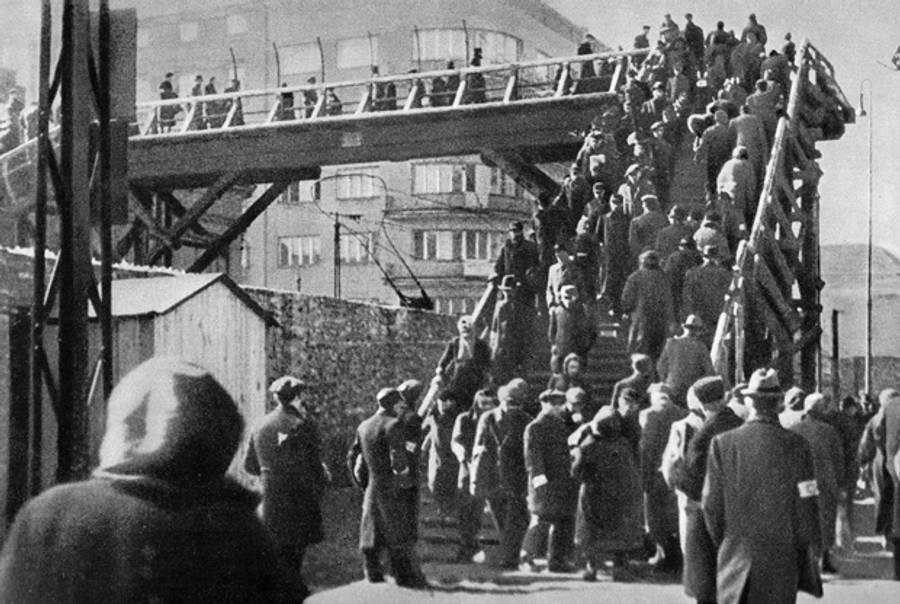 Footbridge over Chłodna St. in the Warsaw Ghetto, 1942. (Wikimedia Commons)