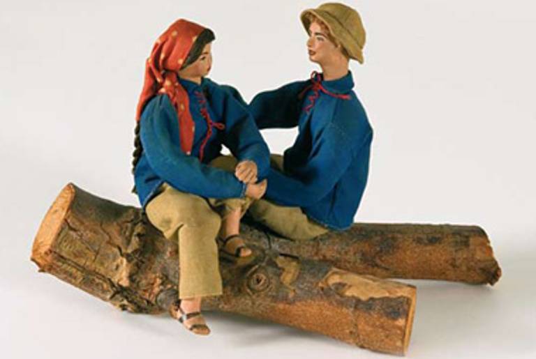 A figure of two members of a youth movement sitting on a tree trunk, made in the 1950s.(From the Yaron Gayer collection; photos courtesy Eretz Israel Museum)