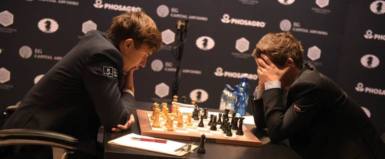 Reigning Champion Magnus Carlsen (R) and Challenger Sergey Karjakin during Game 2 of the 2016 World Chess Championship in New York City, November 12, 2016. 