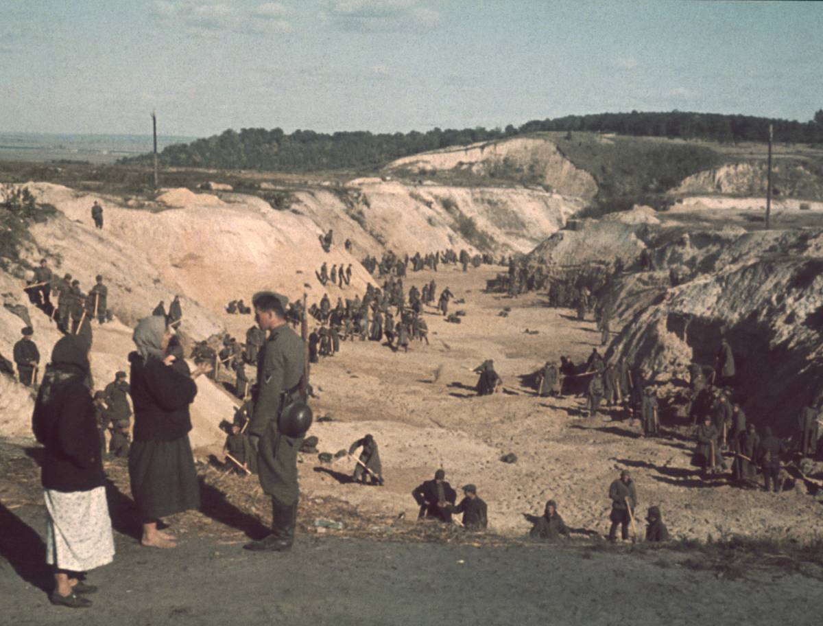 Soviet POWs being used by the Nazis to cover a mass grave after the Babi Yar massacre, 1941