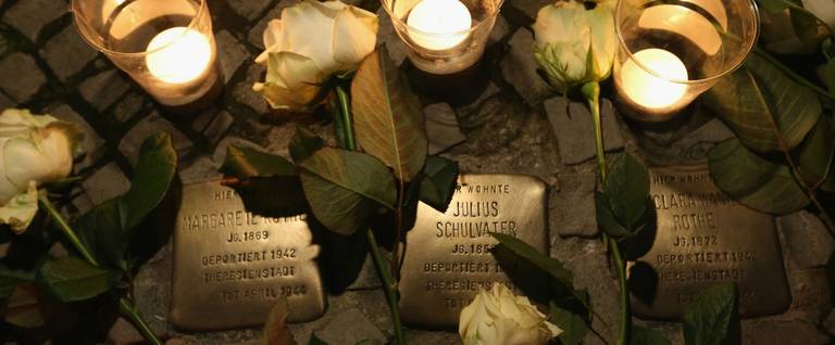 Drei weitere Stolpersteine wurden in der Stierstrasse 19 in Friedenau verlegt. Die Gedenkstunde erfolgte unter hoher Publikumsbeteiligung. (Steinert/ullstein bild via Getty Images)