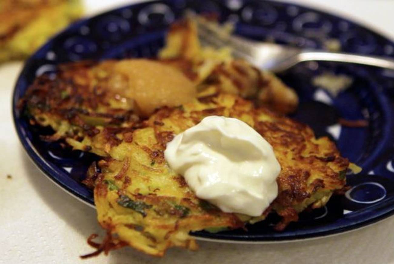 Crispy Traditional Potato Pancakes With Applesauce