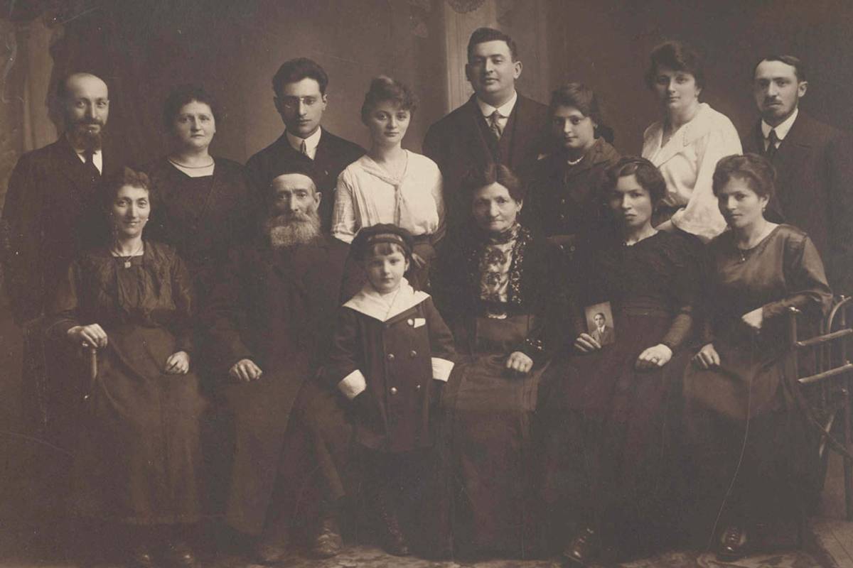 Mr. Henry Dworkin and immigrants, between 1920 and 1928. (Image courtesy Ontario Jewish Archives, Blankenstein Family Heritage Center)