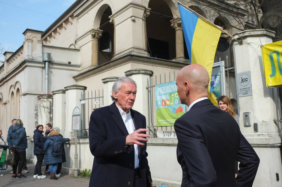 JCC Executive Director Jonathan Ornstein speaks with members of a U.S. congressional delegation outside of the center’s building in Krakow on April 19, 2022