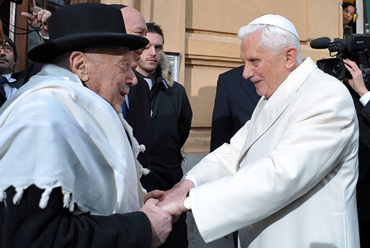 Rome's former Chief Rabbi Elio Toaff greets Pope Benedict XVI at the Synagogue of Rome on January 17, 2010 in Rome, Italy.(L'Osservatore Romano Vatican Pool via Getty Images)