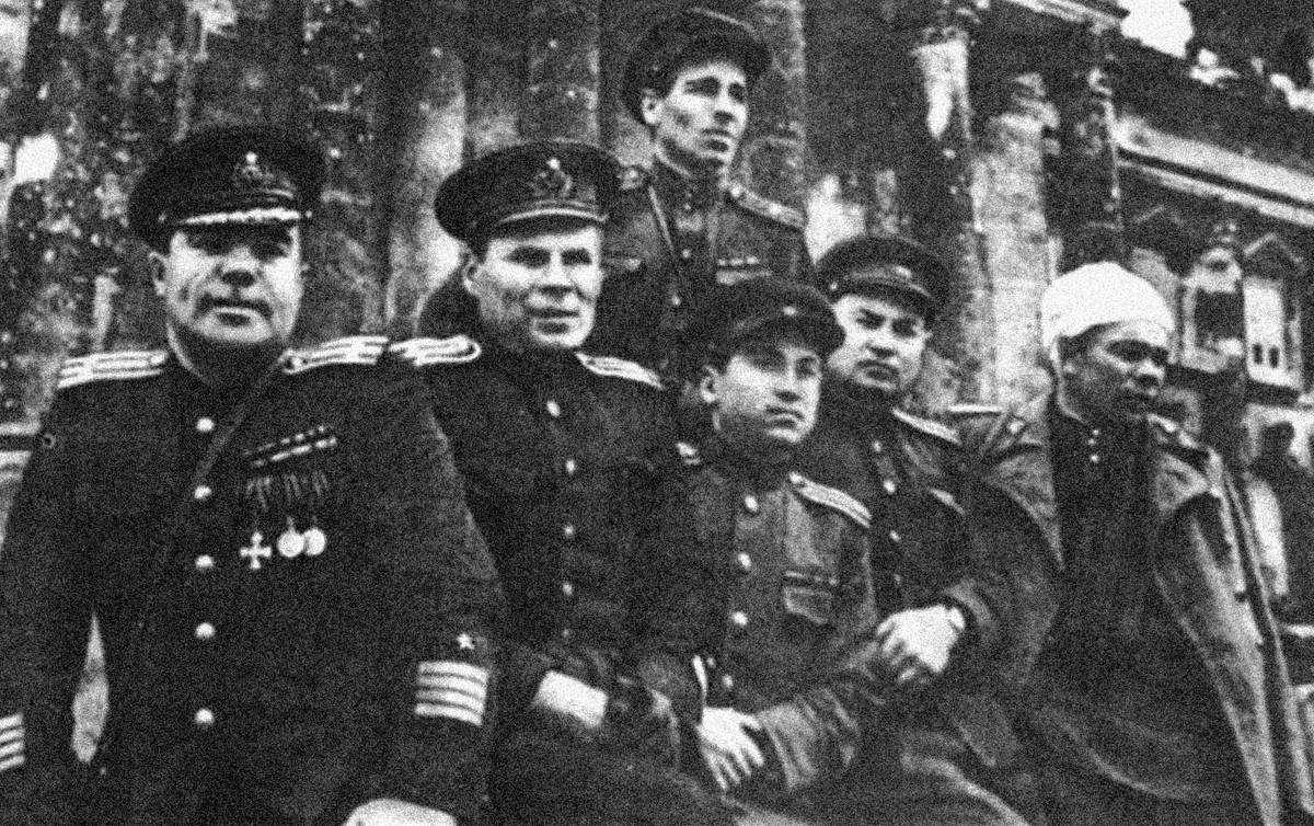 Vsevolod Vishnevsky, left, with fellow naval and infantry officers, Baltic fleet, early 1944. Note Vishnevsky’s displayed World War I decorations below Soviet decorations.