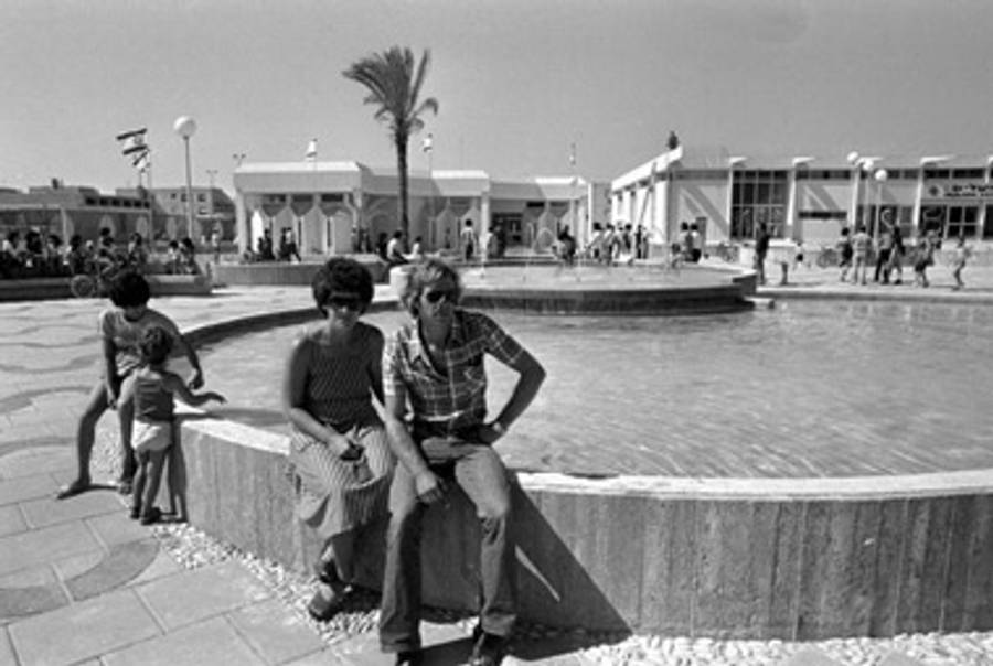 Israeli settlers gather by the ornamental pool in Yamit’s city center, October 10, 1977.(Moshe Milner/GPO via Getty Images)