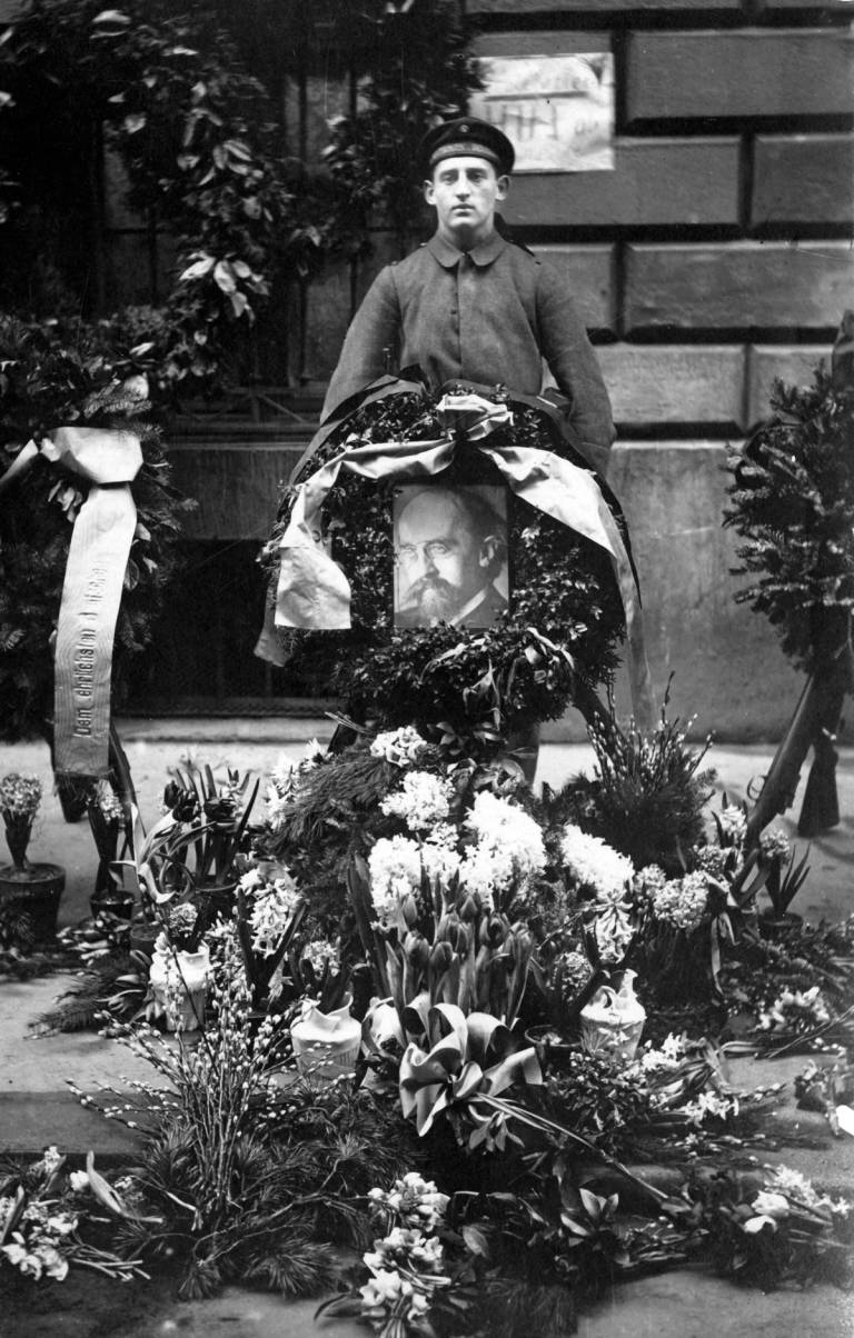 Funeral wreath with the image of Kurt Eisner, that was placed on the site of his assassination
