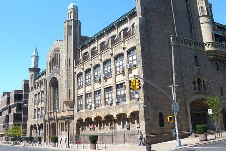 Yeshiva University's David H. Zysman Hall in New York City. (Wikimedia Commons)