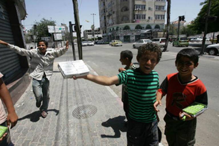 Palestinian children selling presumably untainted gum in Gaza City.(Abid Katib/Getty Images)