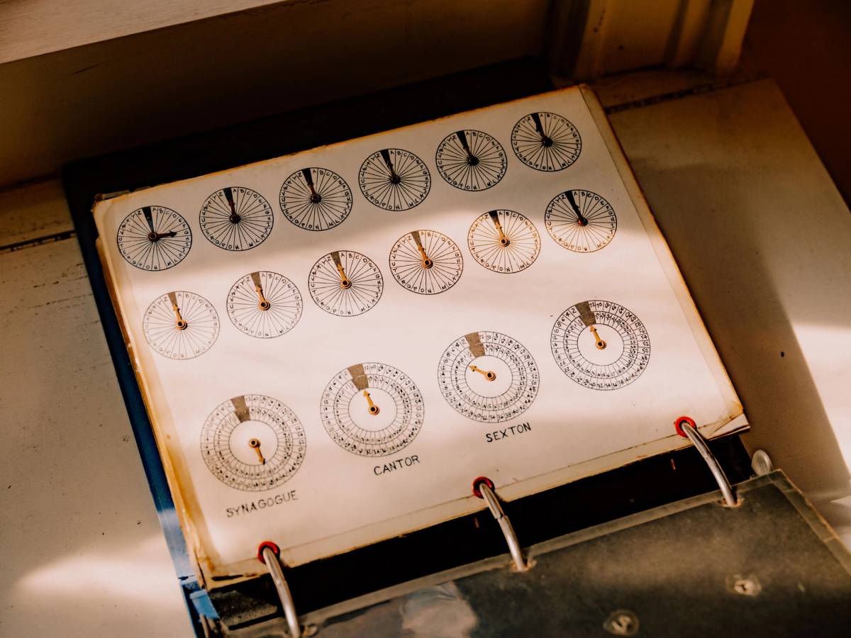 Dials composed of letters and numbers would be set to document the names of donors and sums
