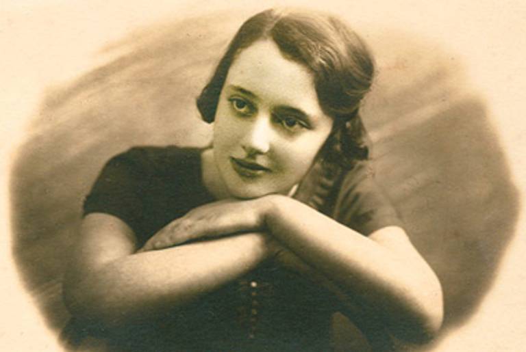 Lea Goldberg at 16 years old, circa 1927.(The National Library of Israel)