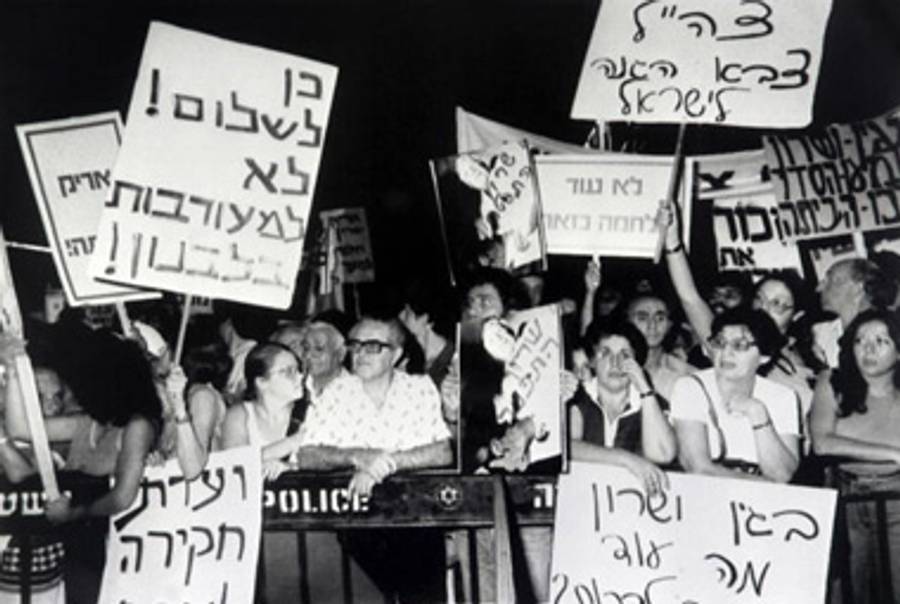 A 1982 rally held by Israel's Labor Party and Peace Now.(Havakuk Levison/AFP/Getty Images)
