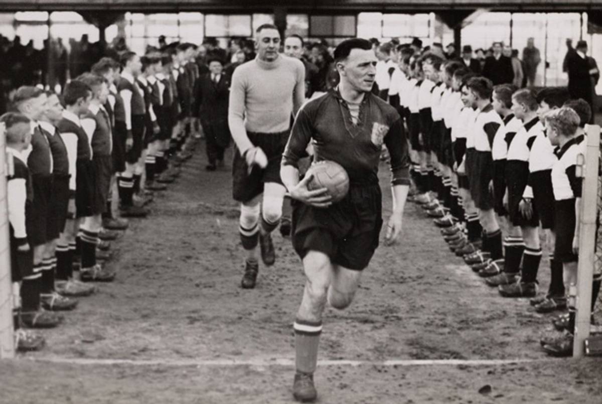 Captain Wim Anderiesen, of Ajax, leads the Dutch team onto the field for a Netherlands-Hungary match (3-2), played on Feb. 26, 1939, in the Feyenoord Stadium in Rotterdam.(Nationaal Archief)