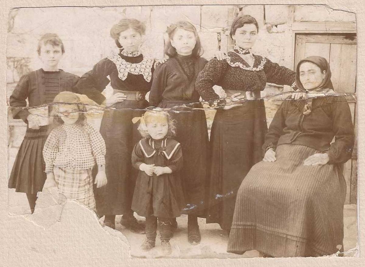 Six of the seven Shapiro sisters with their mother, Malka, in Safed in c. 1915. Sylvia is in the back row, second from left. (Photo courtesy the author)
