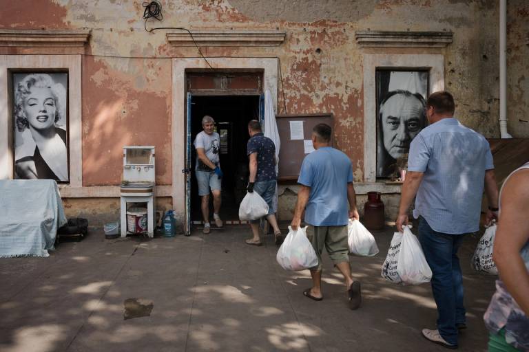 Volunteers bring food aid bags to the volunteer center of Vladimir Alekseev for distribution to the inhabitants of Mykolaiv, Ukraine, on July 5, 2022
