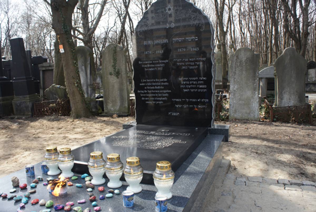 Blima Joselzon's headstone at Warsaw's Jewish cemetery.(Photo by the author)