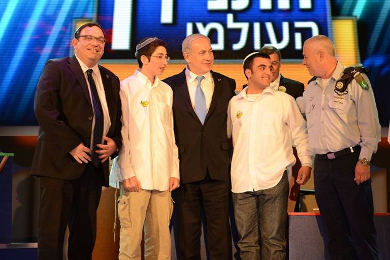 Chidon victors Yishai Eisenberg and Elior Babian with Prime Minister Benjamin Netanyahu and Minister of Education Shai Piron (Israeli Ministry of Education)