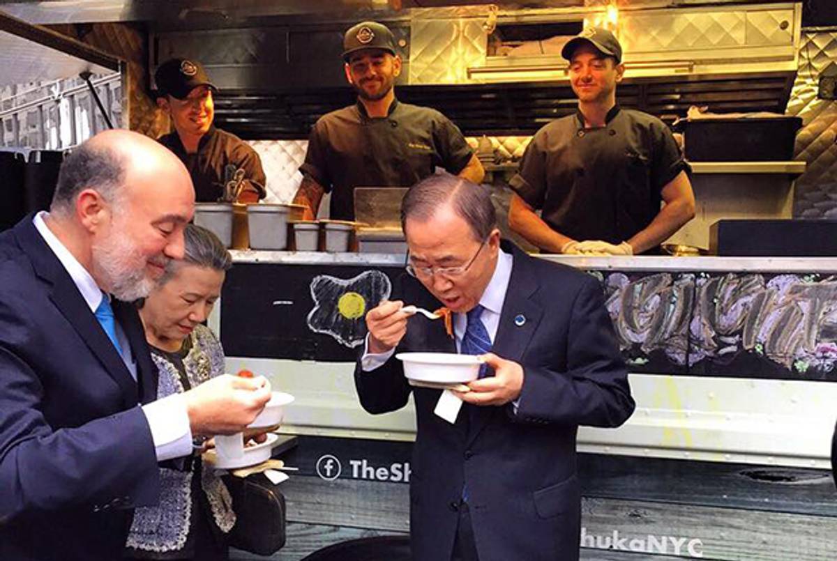 U.N. Secretary-General Ban Ki-moon dines at ShukaTruck on April 23, 2015. (ShukaTruck)