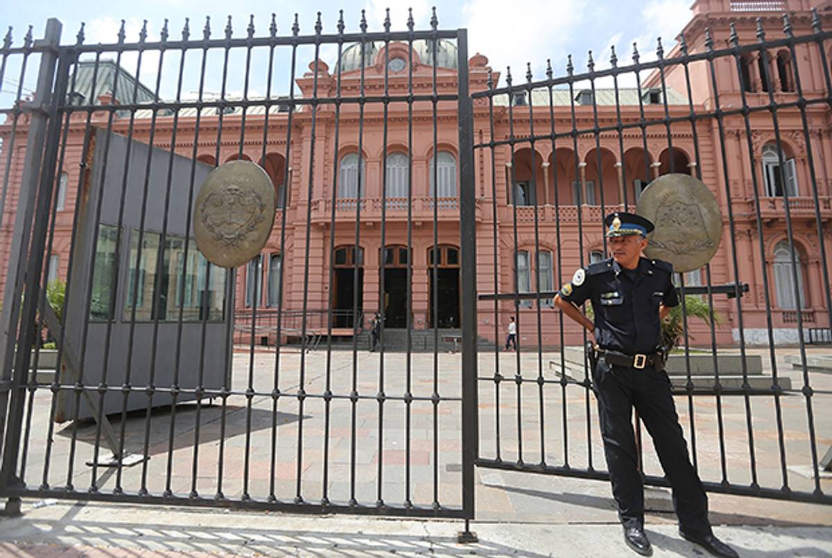 A police officer in front of the Casa Rosada presidential palace on February 19, 2015 in Buenos Aires, Argentina. (Mario Tama/Getty Images)