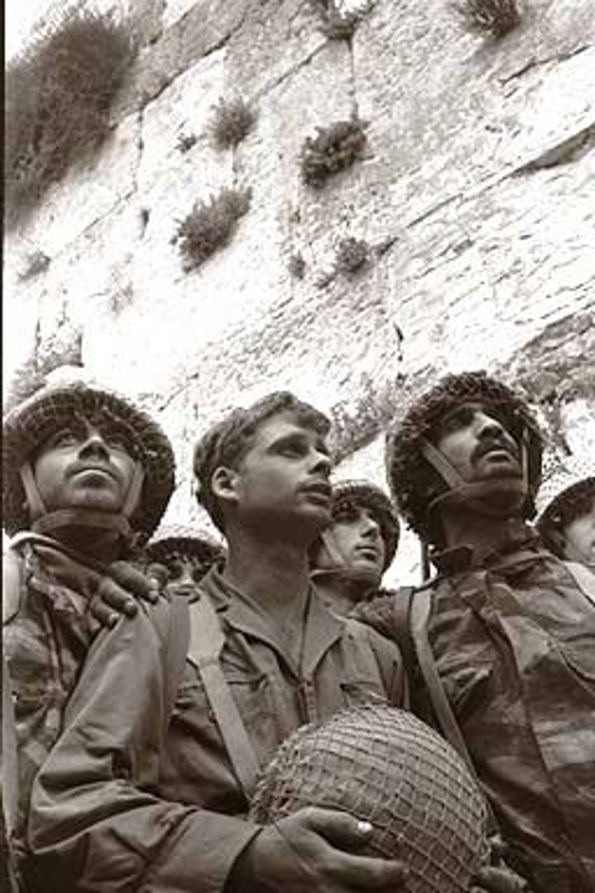 Zion Karasanti, Yitzhak Yifat and Haim Oshri, IDF paratroopers at Jerusalem’s Western Wall shortly after its capture on June 7, 1967. (Image: David Rubinger)