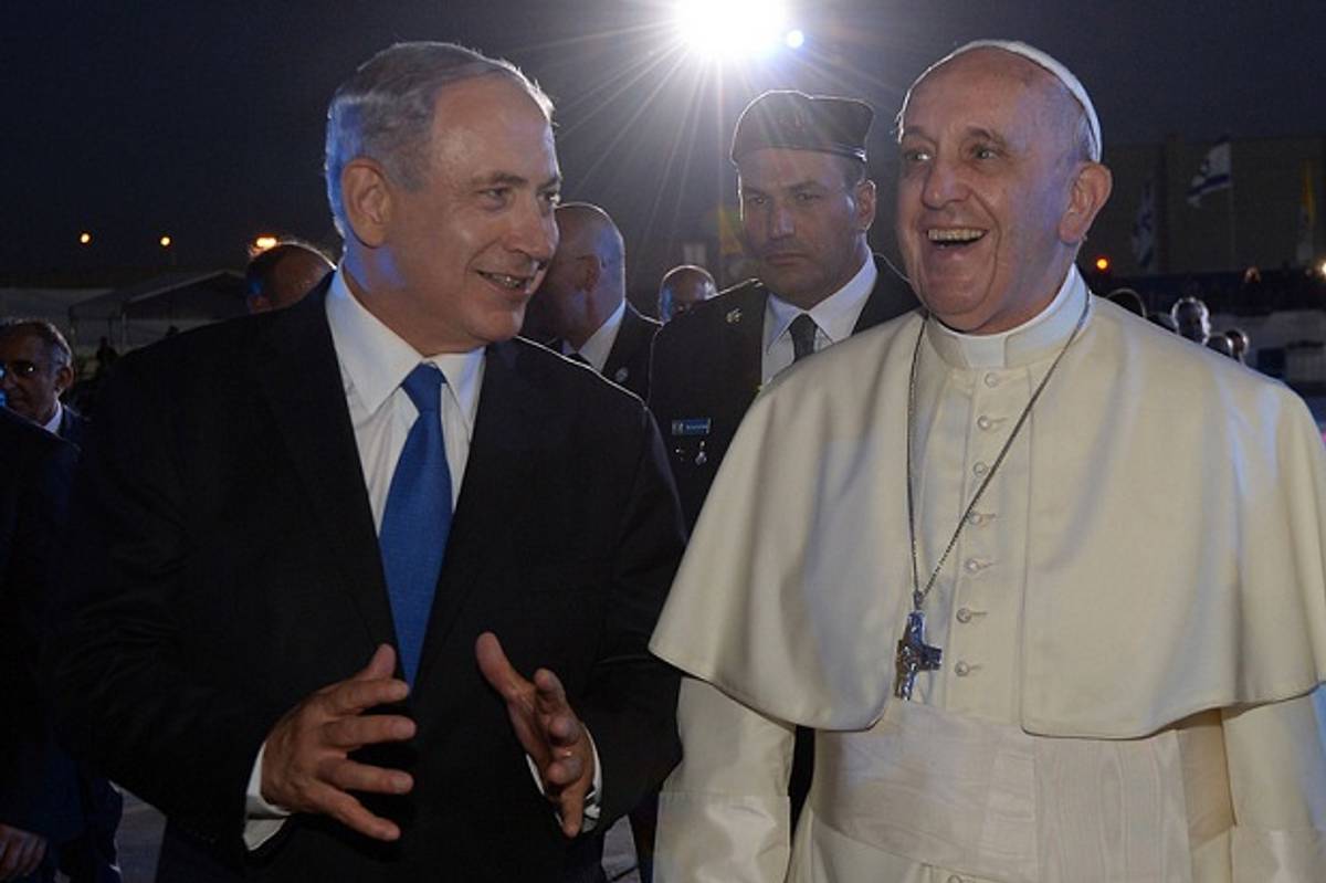 Israeli Prime Minister Benjamin Netanyahu and Pope Francis at the Pope's farewell ceremony in Israel (IsraeliPM/Flickr)