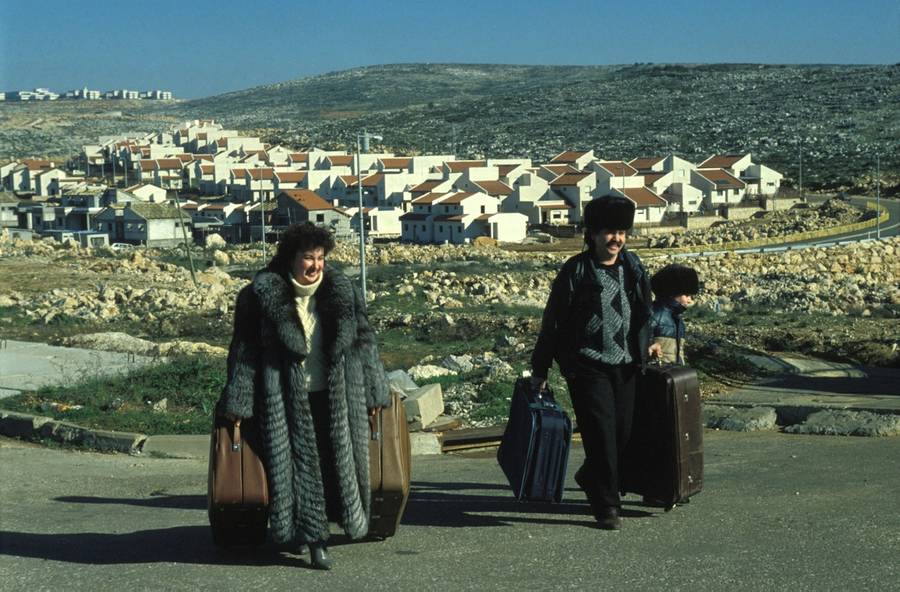 Soviet Jews arrive in the West Bank city of Ariel, 1990