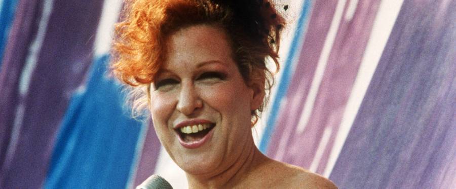 Bette Midler singing during the First Live Aid concert at the JFK stadium in Philadelphia, July, 19 1985. 