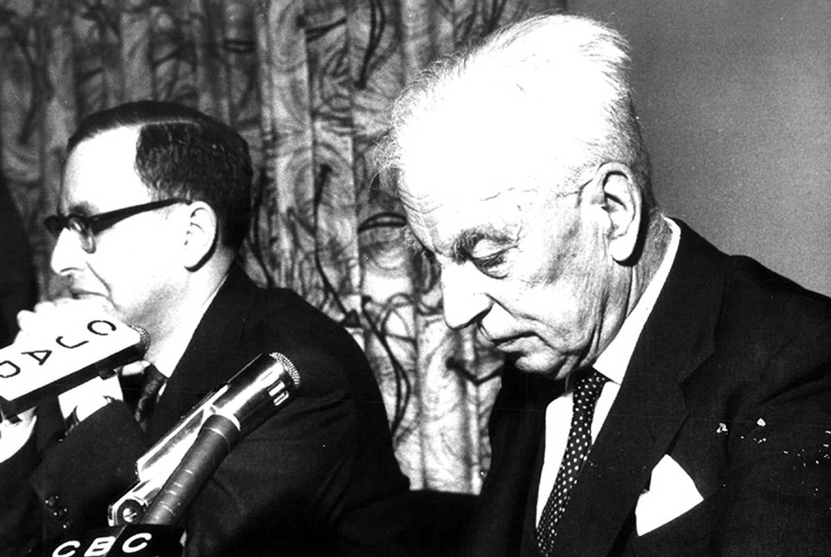 ﻿Israeli Ambassador Yaacov Herzog and historian Arnold Toynbee appear before McGill University students in 1961.(Rogers Photo Archive)