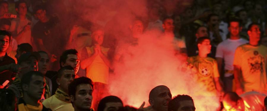 Beitar Jerusalem soccer fans in Netanya, October 14, 2006. (Uriel Sinai/Getty Images)