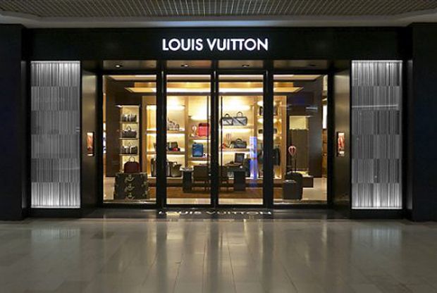 Louis Vuitton na Rue NeuvedesCapucines  Louis vuitton Artículos de  viaje Marca de lujo